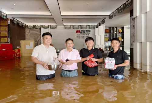 水灾无情!广西贵港名匠划船送物资，守护员工与业主